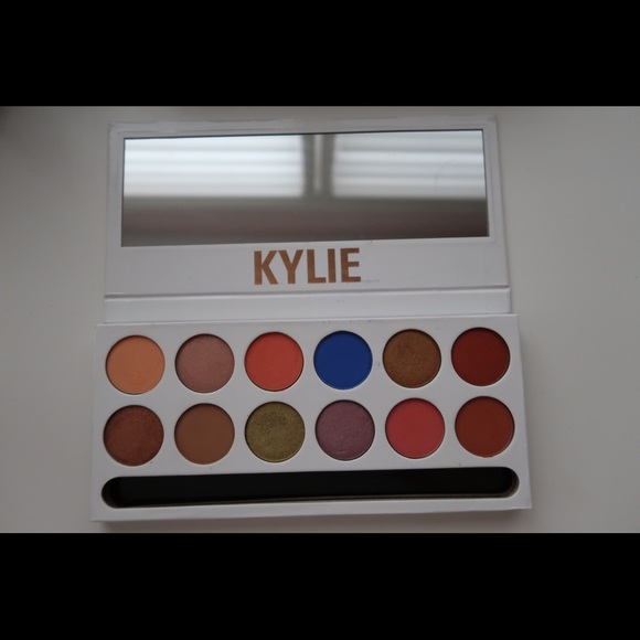 Kylie Cosmetics Royal Peach Palette - Picture 3 of 3